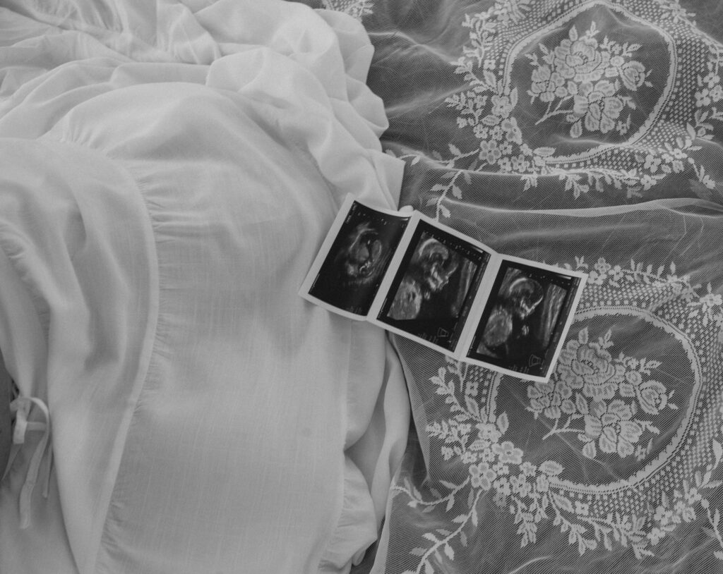 Emotionales Babybauch Shooting eines werdenden Elternpaares in der Natur. Authentische Schwangerschaftsfotografie im warmen Abendlicht bei Erlenbach am Main.