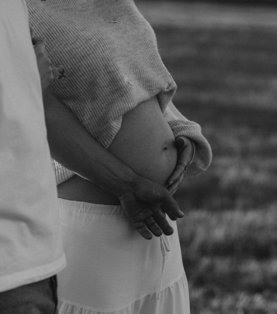 Babybauch Shooting eines Paares bei Sonnenuntergang in der Natur in Erlenbach am Main
