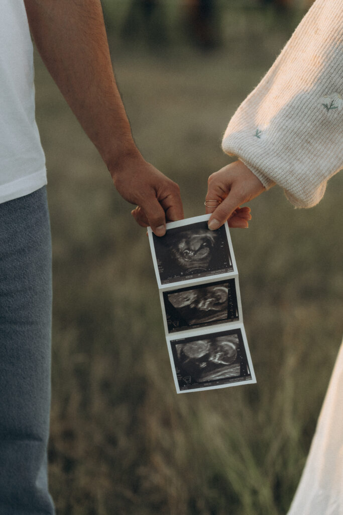 Babybauch Shooting eines Paares bei Sonnenuntergang in der Natur in Erlenbach am Main